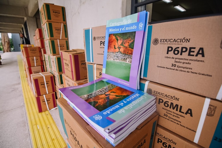 POR FIN. Tras la polémica por el contenido de los libros, escuelas de Jalisco comenzaron a recibir los textos. (Foto: Miriam Jiménez)